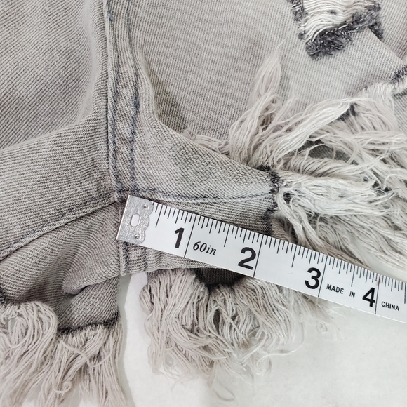 Toast Jeans Women's Gray Frayed Hem High Rise Shorts Size Small NWT - Picture 4 of 9